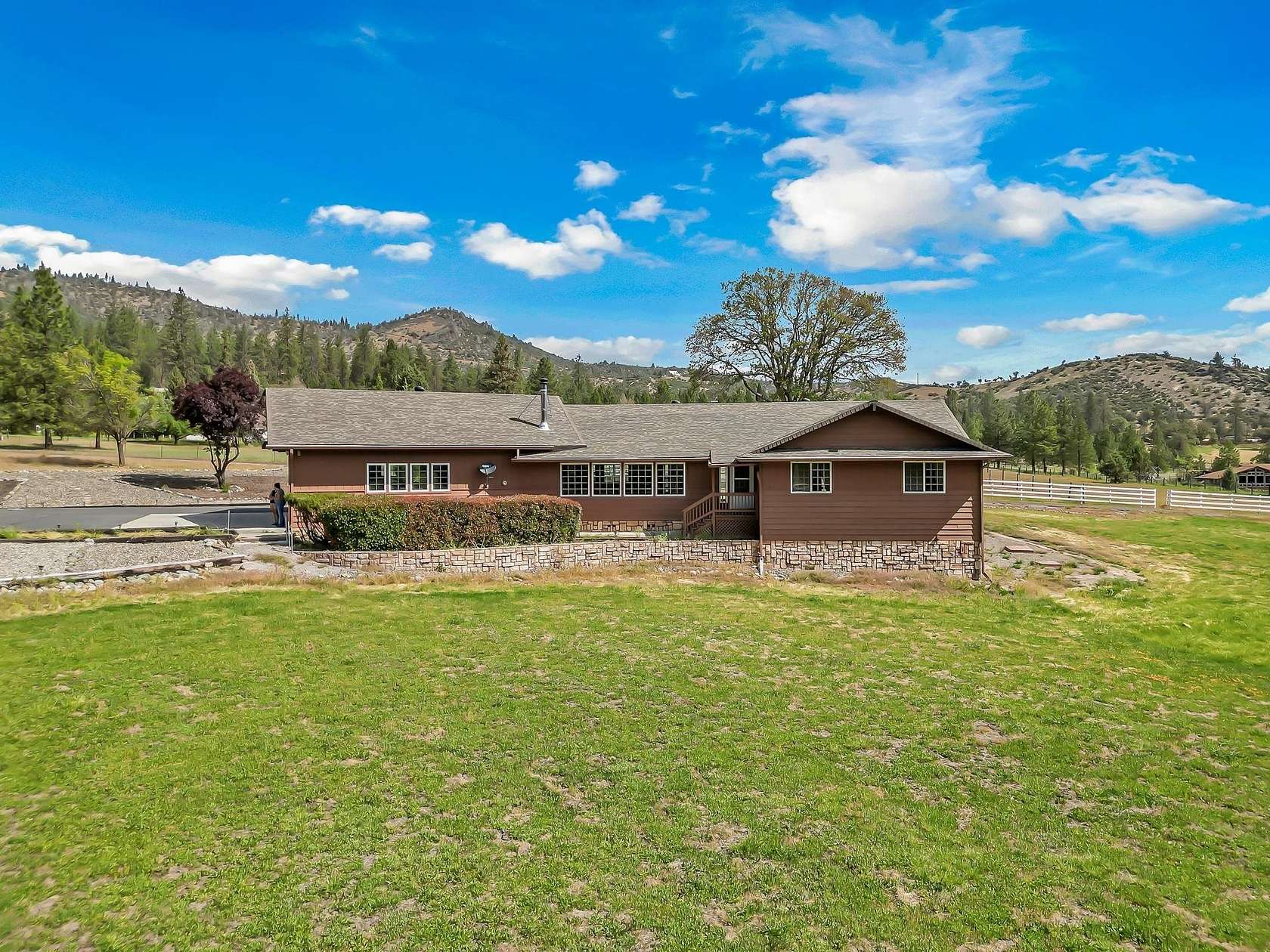 5.1 Acres of Land with Home for Sale in Yreka, California