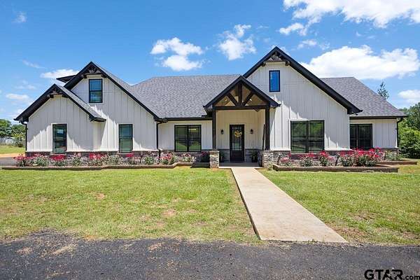10.2 Acres of Land with Home for Sale in Jacksonville, Texas
