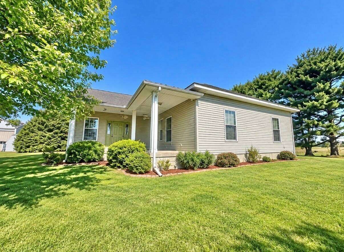2.5 Acres of Land with Home for Sale in Carmi, Illinois