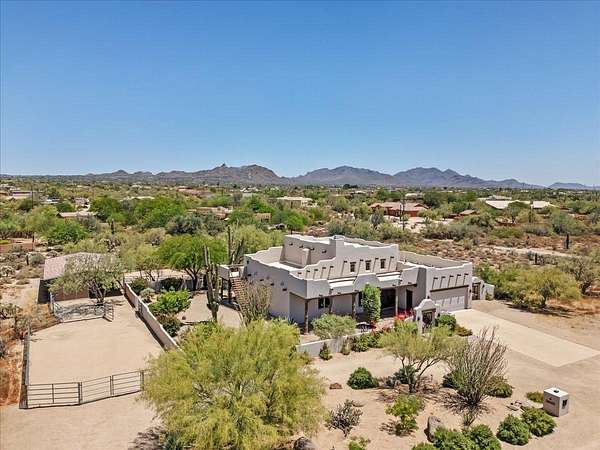 2.5 Acres of Land with Home for Lease in Scottsdale, Arizona
