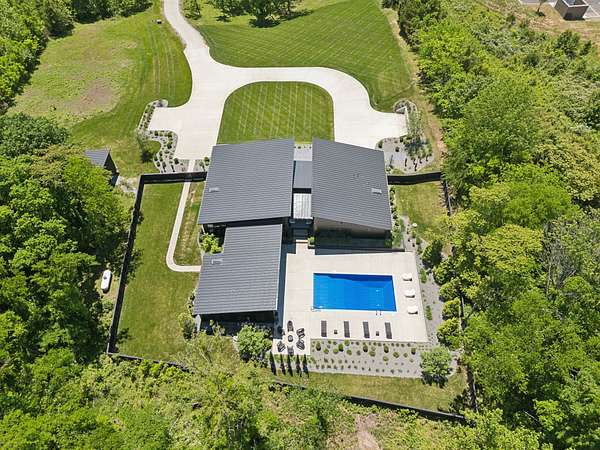 7.74 Acres of Land with Home for Sale in Franklin, Tennessee