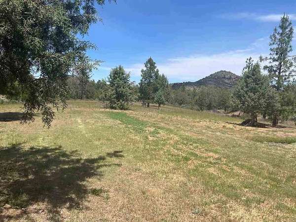 4 Acres of Residential Land for Sale in Yreka, California