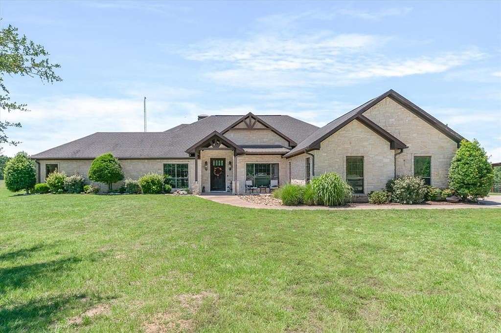 20 Acres of Land with Home for Sale in Edgewood, Texas