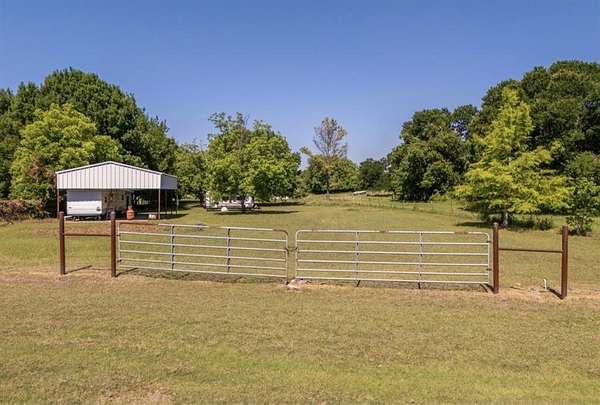 1 Acre of Residential Land for Sale in Blum, Texas