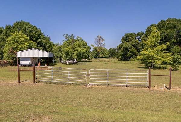1 Acre of Residential Land for Sale in Blum, Texas
