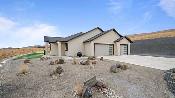 10 Acres of Land with Home for Sale in Prosser, Washington