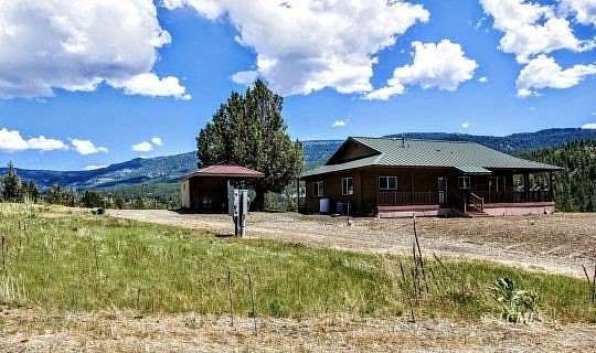 290 Acres of Land with Home for Sale in Lakeview, Oregon