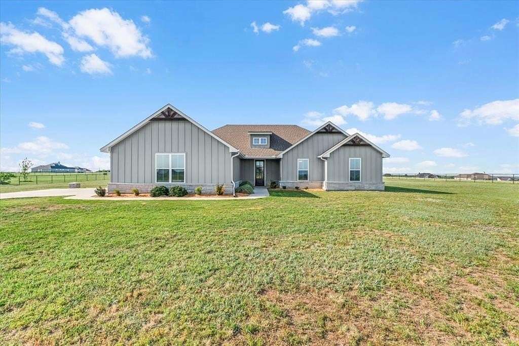 2 Acres of Land with Home for Lease in Cresson, Texas