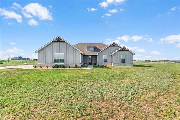 2 Acres of Land with Home for Lease in Cresson, Texas