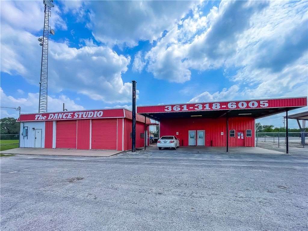 1.89 Acres of Improved Commercial Land for Sale in Beeville, Texas