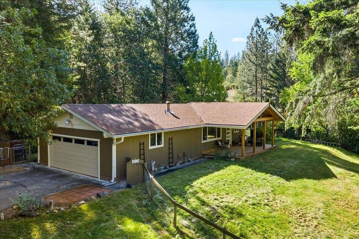 2.49 Acres of Land with Home for Sale in Grants Pass, Oregon