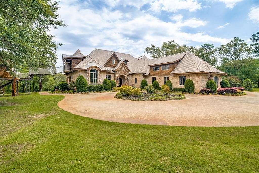 21.5 Acres of Land with Home for Sale in Lindale, Texas