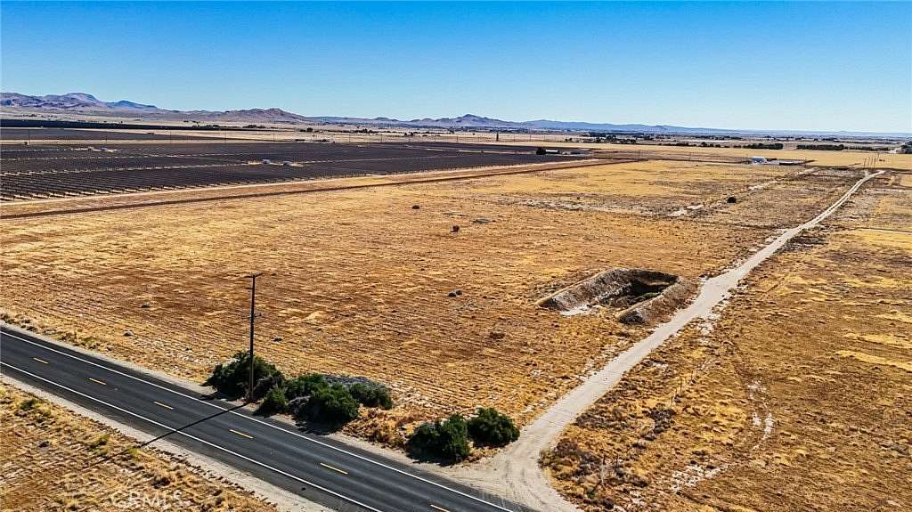 19.8 Acres of Land for Sale in Rosamond, California