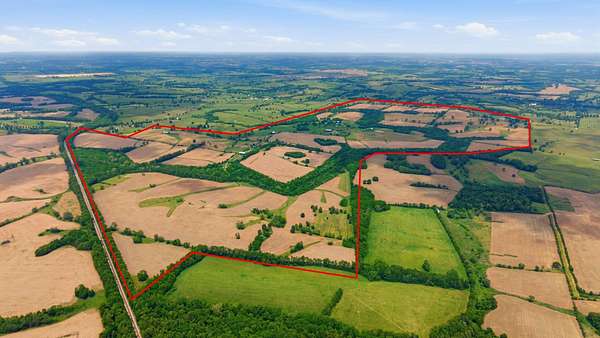 897 Acres of Land with Home for Sale in Paris, Kentucky