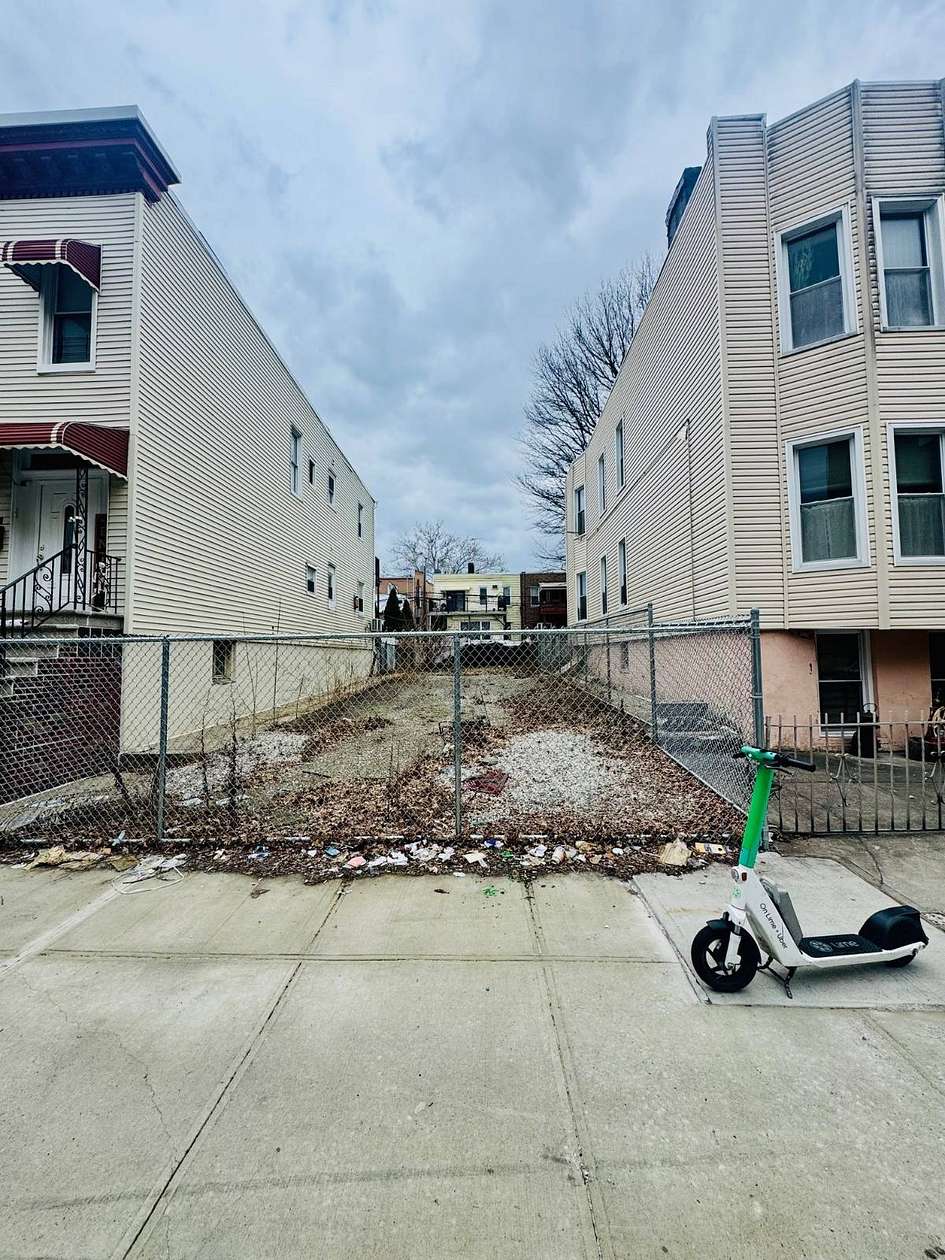 0.06 Acres of Residential Land for Sale in Bronx, New York