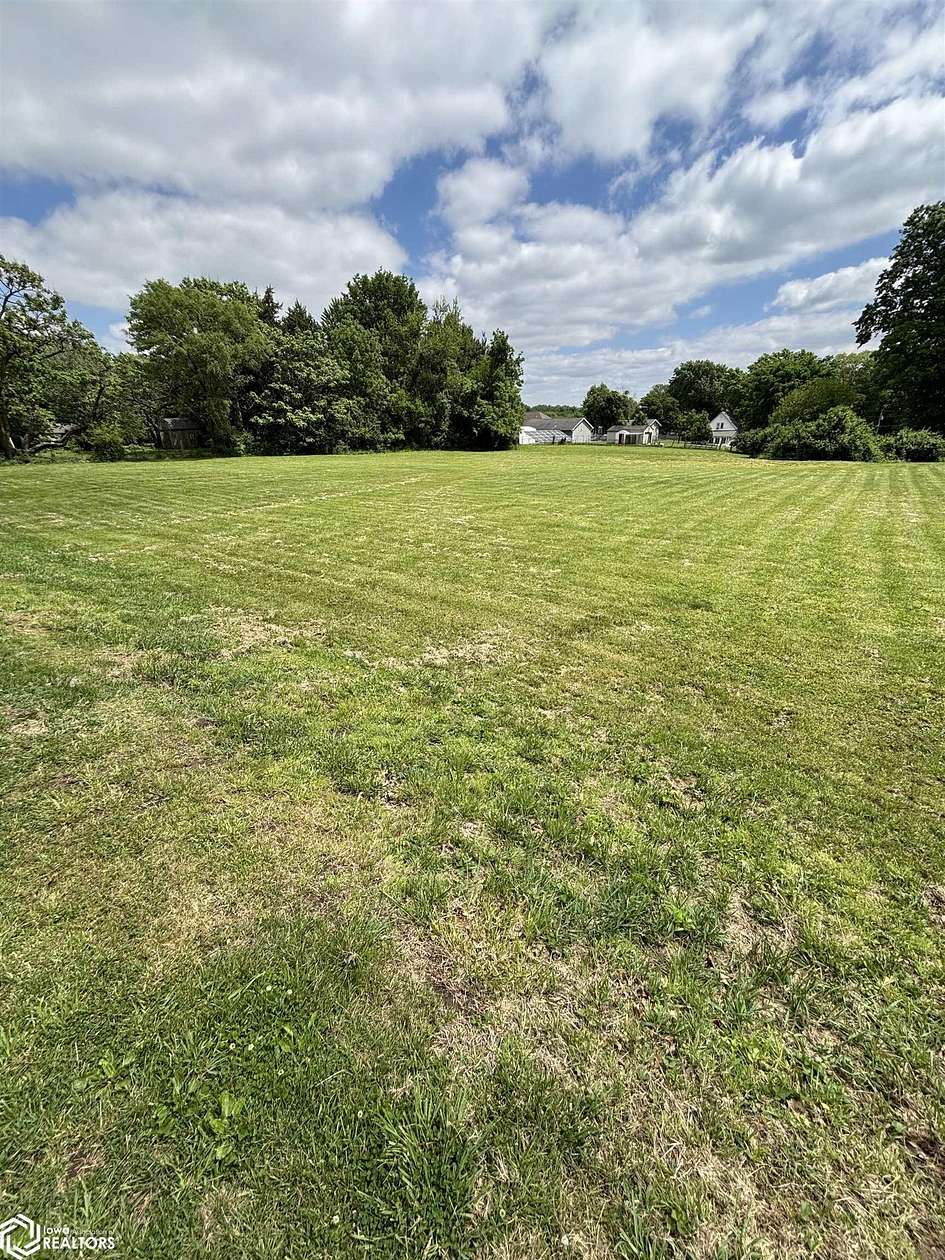 0.98 Acres of Residential Land for Sale in Burlington, Iowa