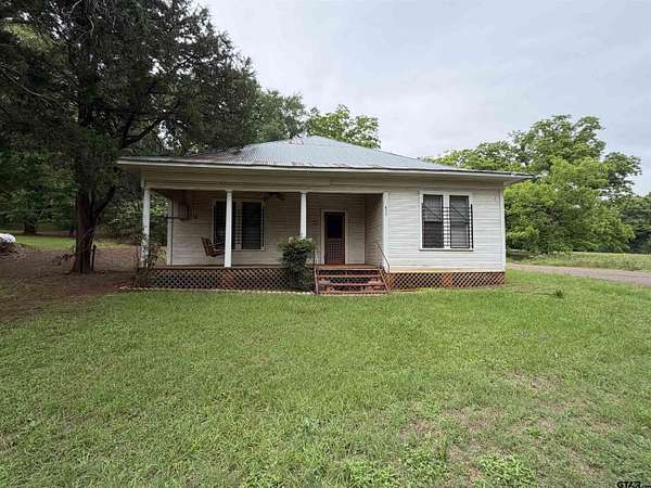 11 Acres of Land with Home for Sale in Jacksonville, Texas