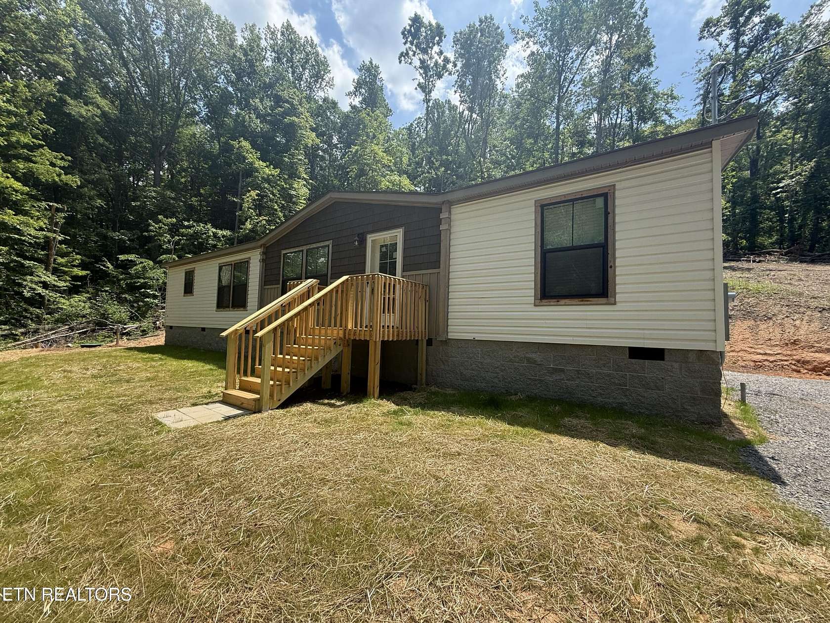 2.5 Acres of Land with Home for Sale in Clinton, Tennessee