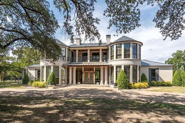 1.76 Acres of Land with Home for Lease in Dallas, Texas