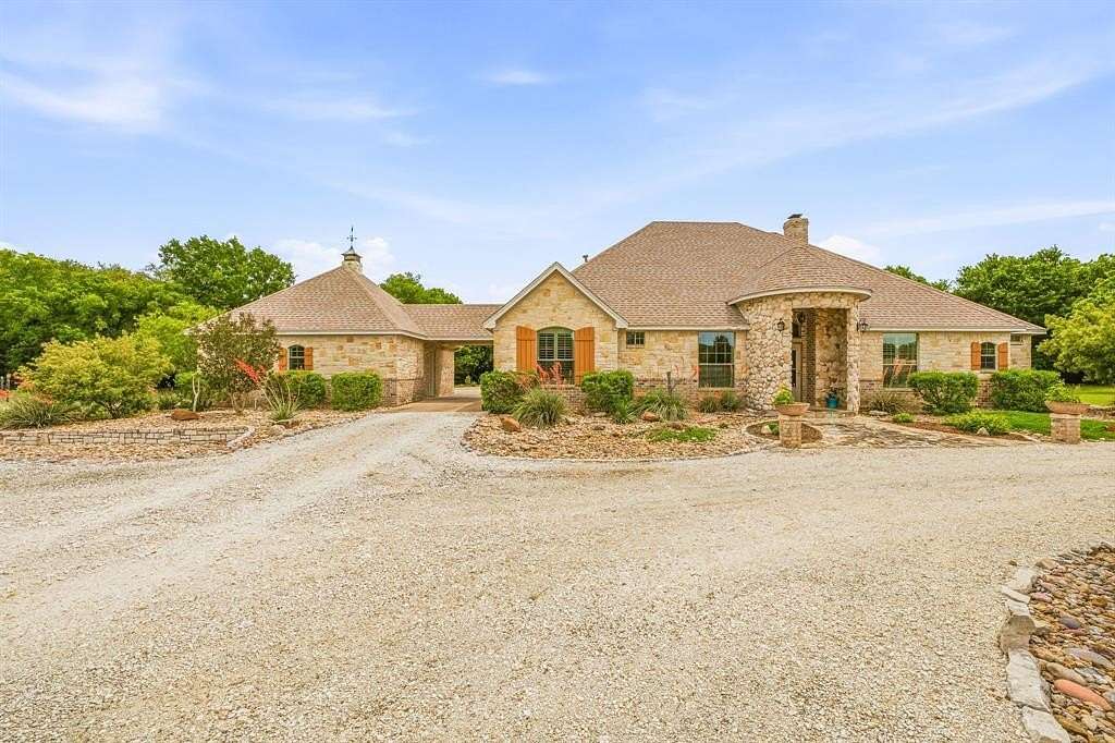 5.62 Acres of Land with Home for Sale in Glen Rose, Texas