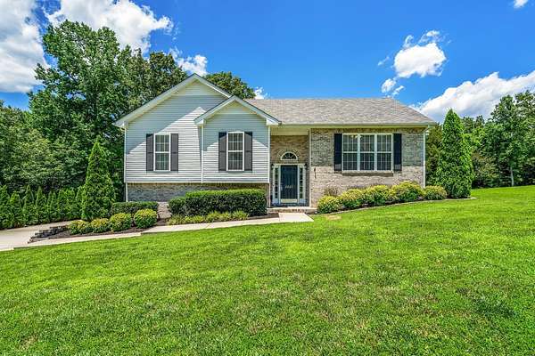 3 Acres of Land with Home for Lease in Clarksville, Tennessee