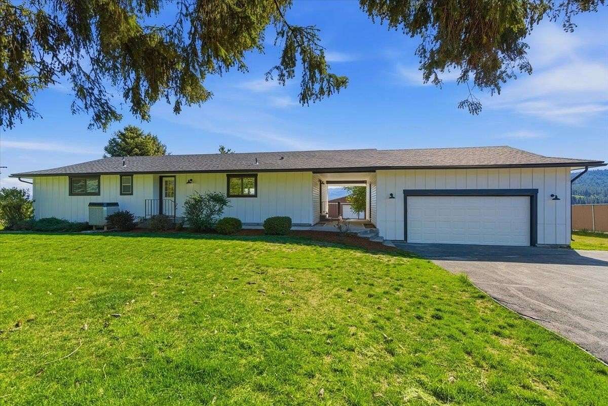 4.83 Acres of Land with Home for Sale in Greenacres, Washington