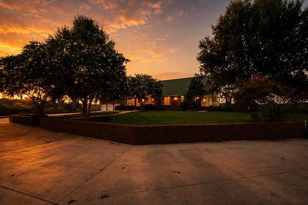 187 Acres of Land with Home for Sale in Shelbyville, Tennessee