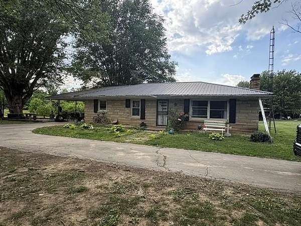 15.6 Acres of Land with Home for Sale in Smiths Grove, Kentucky