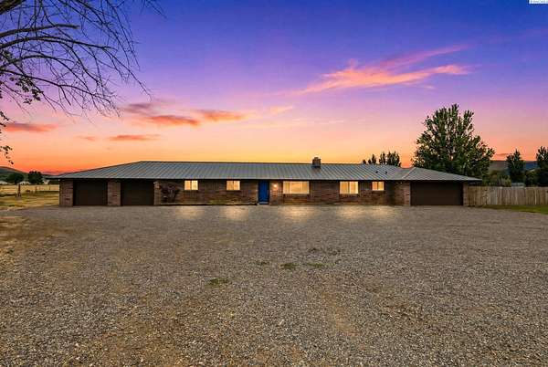 10.7 Acres of Land with Home for Sale in Benton City, Washington