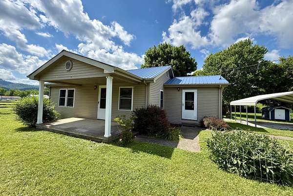 1.66 Acres of Land with Home for Sale in Flat Lick, Kentucky