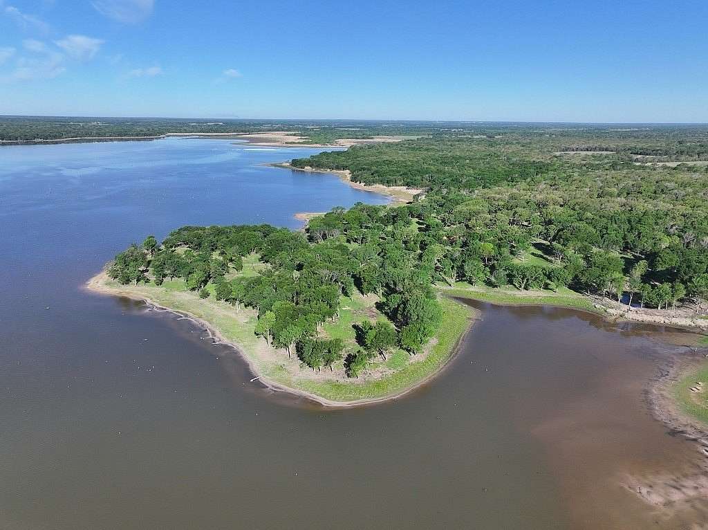325 Acres of Land for Sale in Groesbeck, Texas