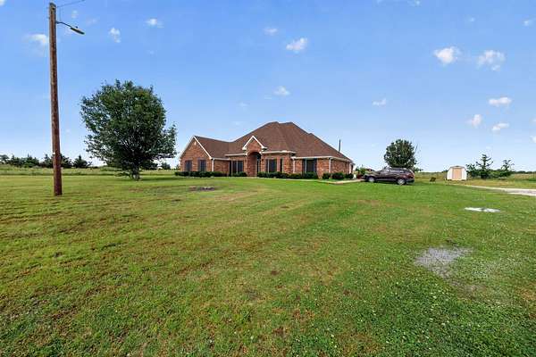 201 Acres of Land with Home for Sale in Paris, Texas