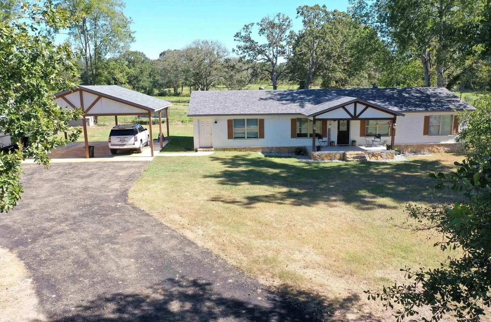 14 Acres of Land with Home for Lease in LaRue, Texas