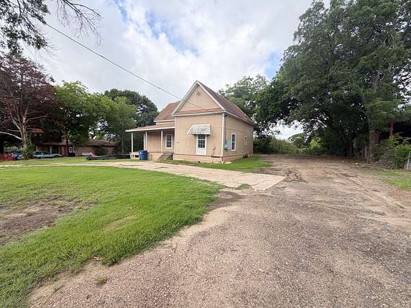 3.25 Acres of Land with Home for Lease in Ennis, Texas