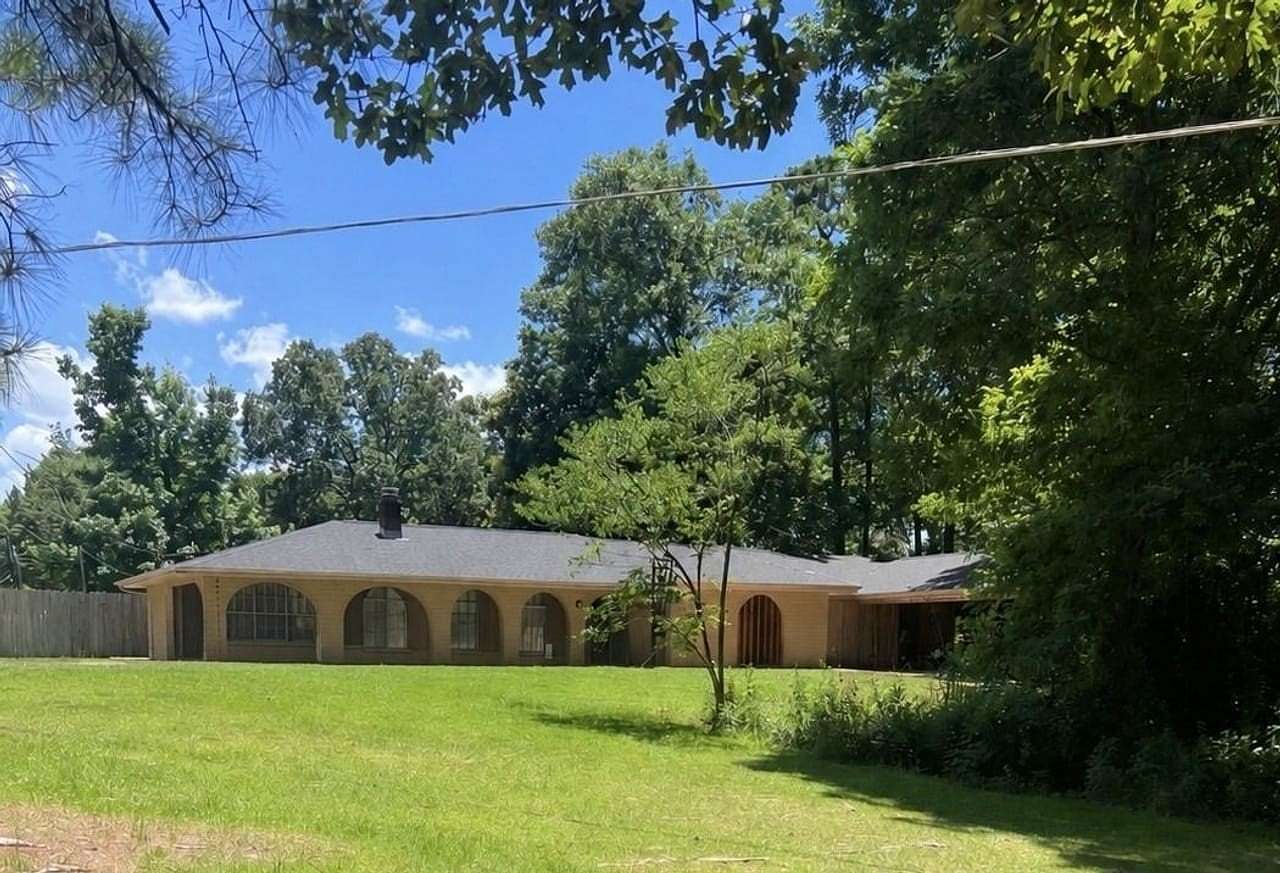 2.5 Acres of Land with Home for Sale in Kosciusko, Mississippi