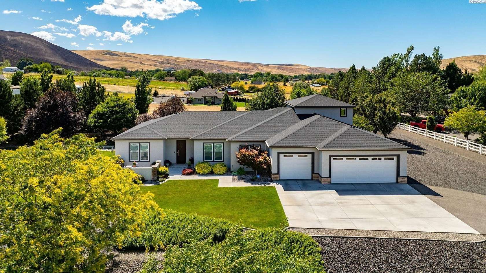2.48 Acres of Land with Home for Sale in Kennewick, Washington