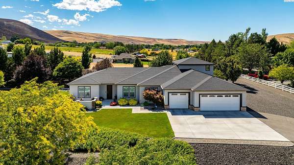 2.48 Acres of Land with Home for Sale in Kennewick, Washington