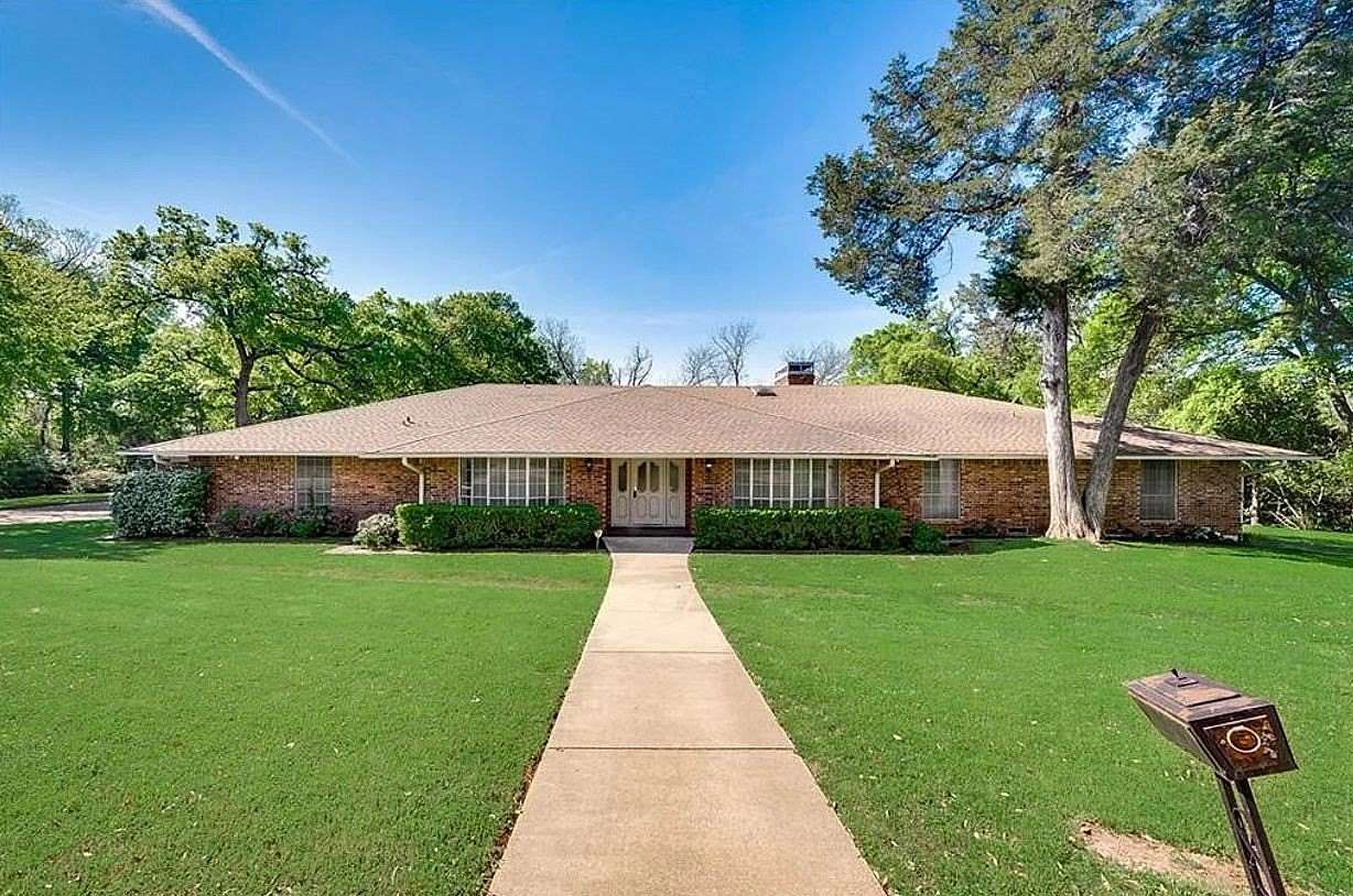 3.1 Acres of Land with Home for Sale in Duncanville, Texas