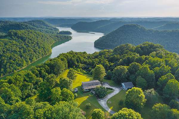 13.4 Acres of Recreational Land with Home for Sale in Baxter, Tennessee