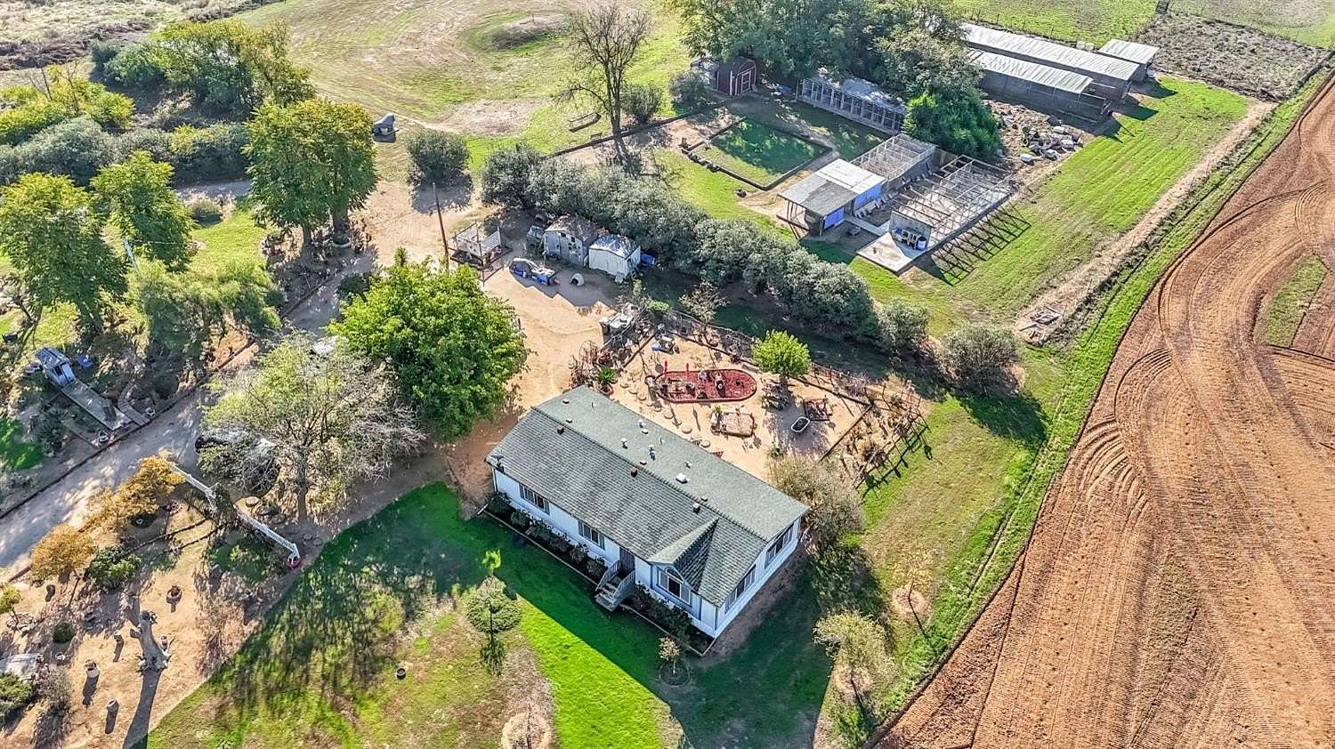 19.3 Acres of Land with Home for Sale in Madera, California