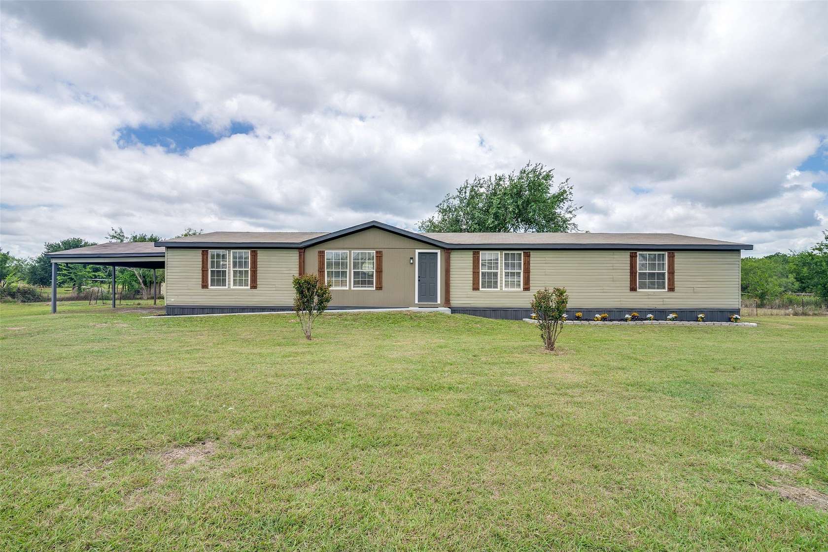 1.5 Acres of Land with Home for Sale in Kemp, Texas