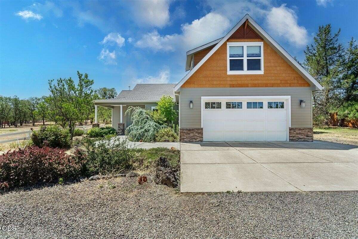 24.1 Acres of Agricultural Land with Home for Sale in Eagle Point, Oregon
