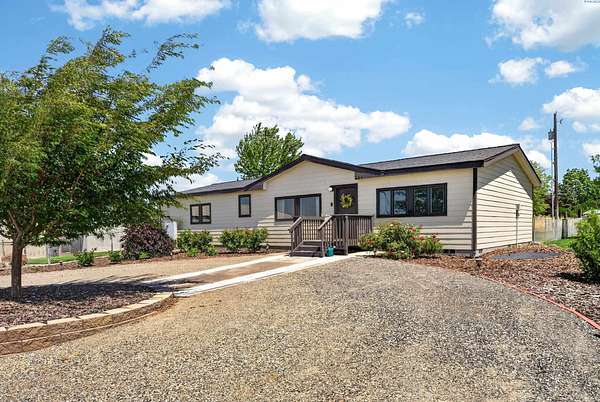 1.65 Acres of Land with Home for Sale in Burbank, Washington
