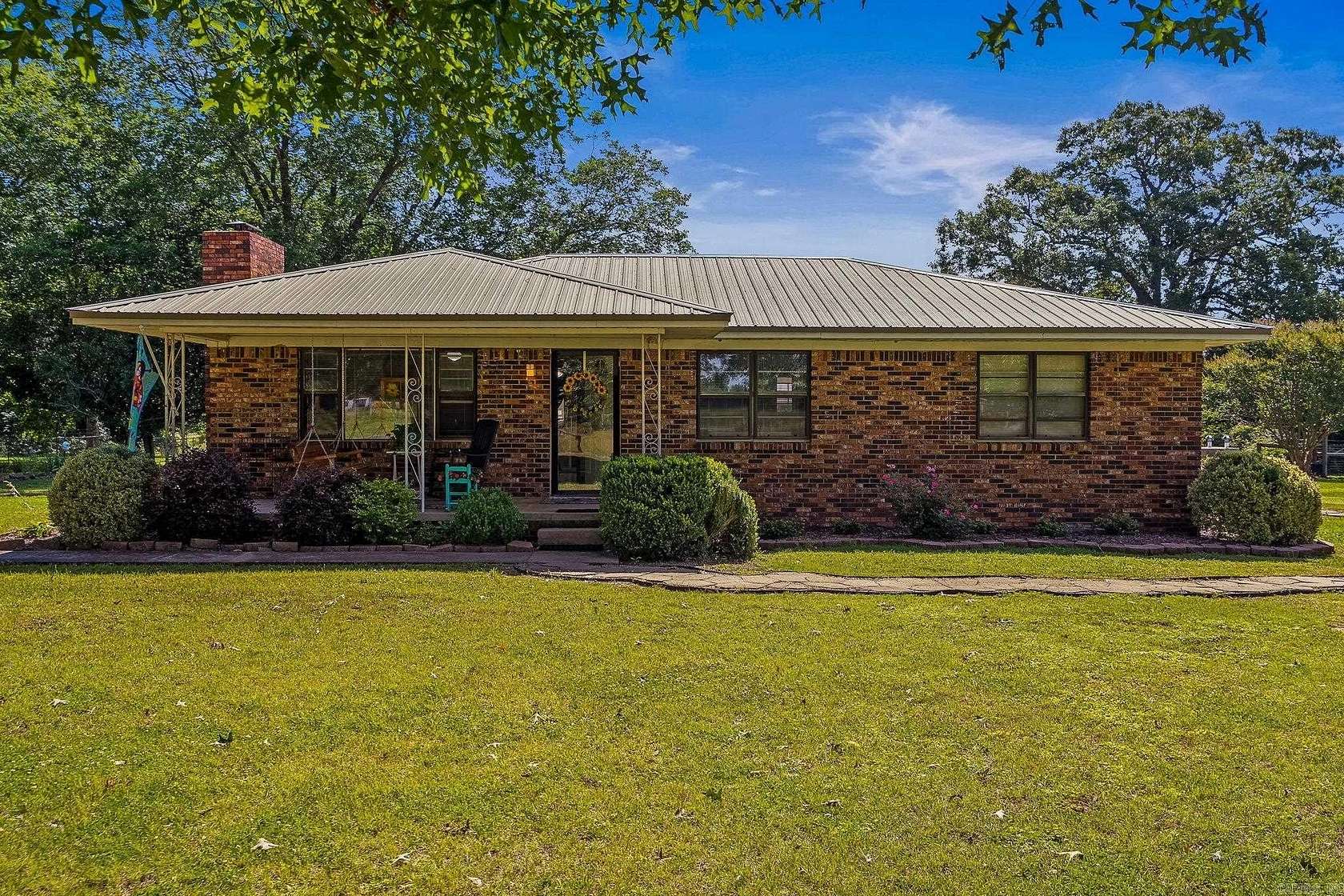1.62 Acres of Land with Home for Sale in Greenbrier, Arkansas