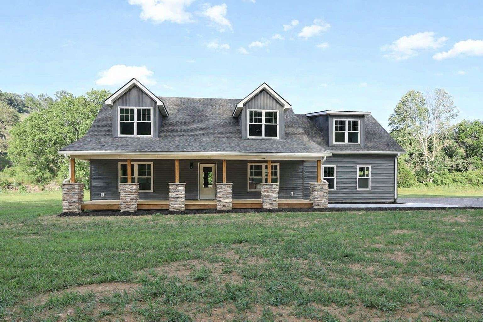 1.53 Acres of Land with Home for Sale in Chestnut Mound, Tennessee