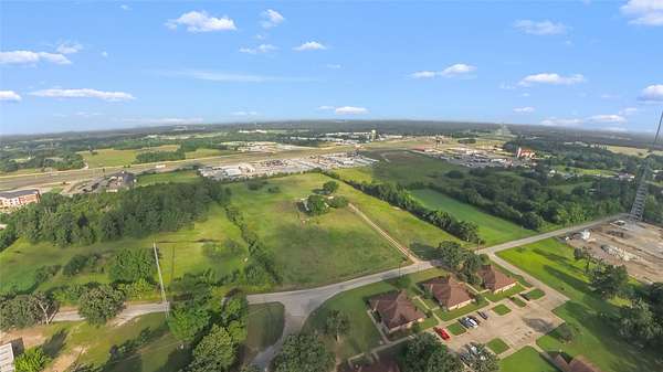 7.7 Acres of Land with Home for Lease in Fairfield, Texas