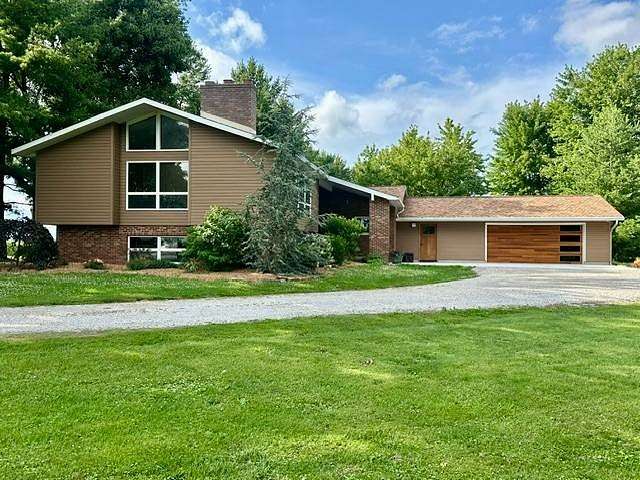 2.5 Acres of Land with Home for Sale in Oblong, Illinois