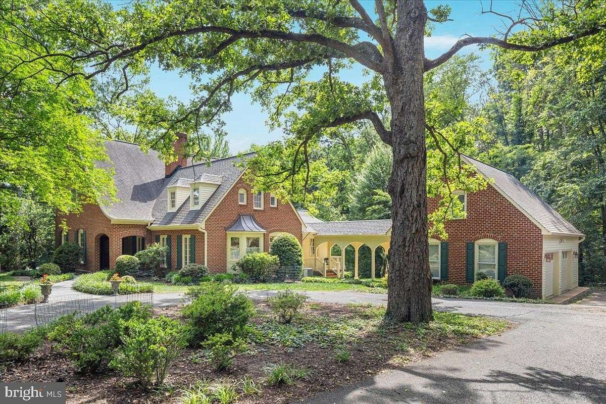 2.89 Acres of Land with Home for Sale in Springfield, Virginia