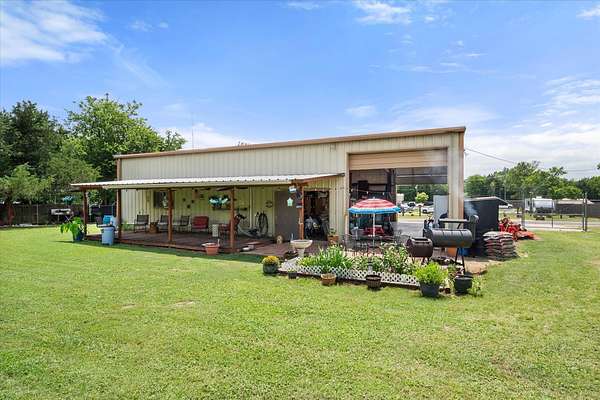1.7 Acres of Land with Home for Sale in Fairfield, Texas