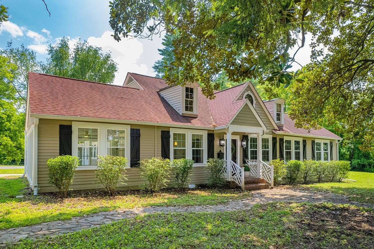 7.8 Acres of Land with Home for Sale in Columbia, Tennessee